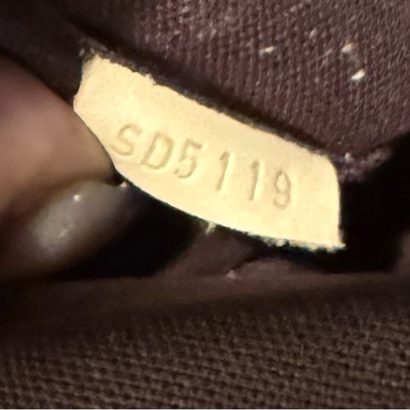 Louis Vuitton Rivoli NV MM - Picture 4 of 16